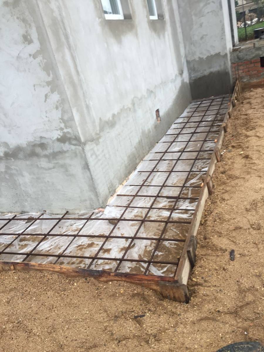 Как сделать бетонную отмостку – пошаговая инструкция, от приготовления раствора, до заливки бетона