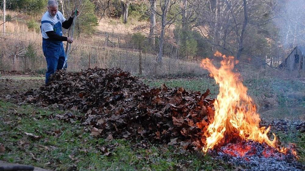 Хитрый метод сжигания сырой травы и мусора с использованием красного кирпича