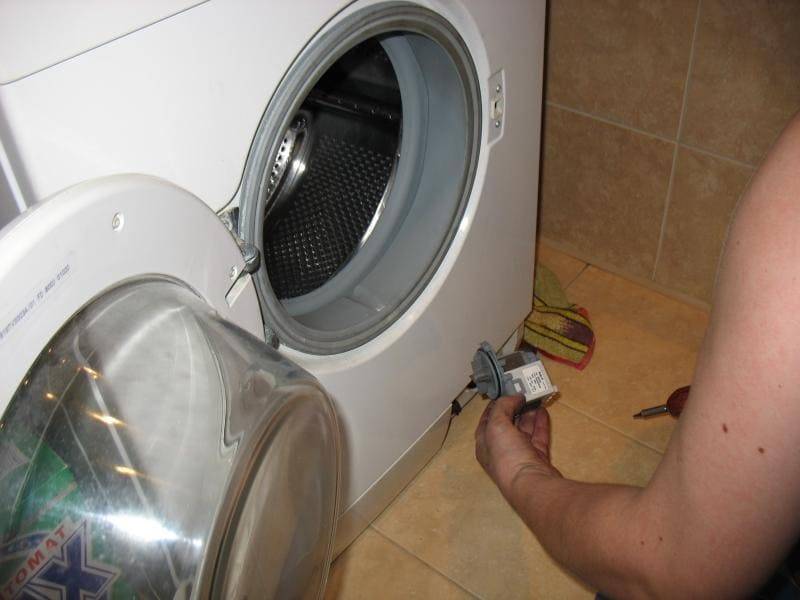 Причины и ремонт стиральной машинки, если она не сливает воду