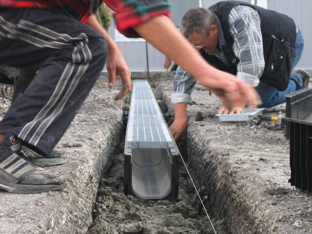 Лоток водоотводной бетонный с решеткой: железобетонный, дождевой, монтаж | онлайн-журнал о ремонте и дизайне