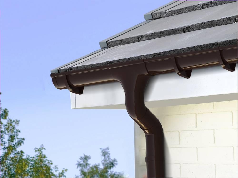 Пластиковые водостоки для крыши: устройство и монтаж своими руками, размеры желоба и что лучше - пластик или металл