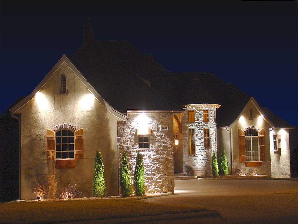 Уличная подсветка частного дома: фасад и декоративное освещение участка
