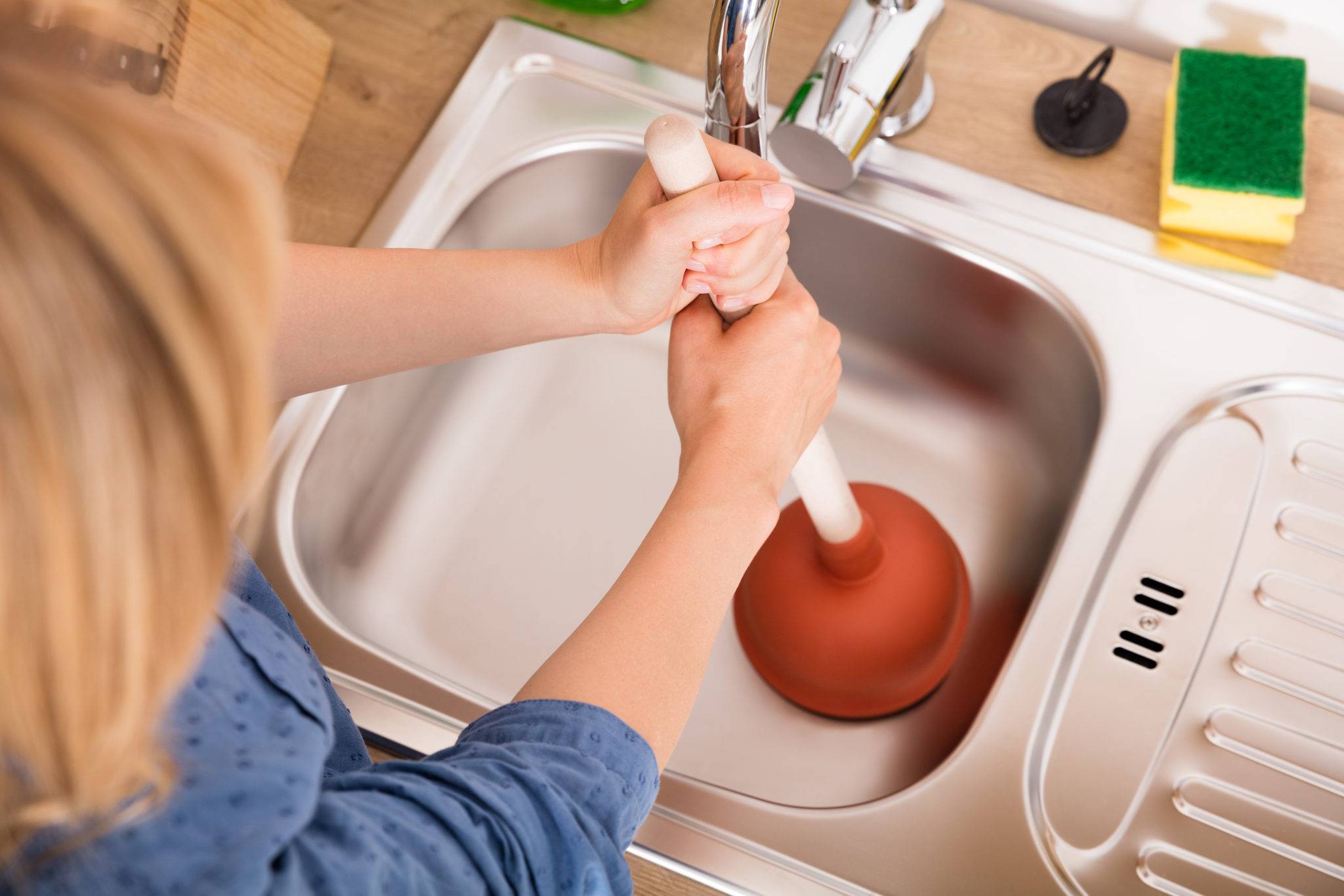 Как прочистить засор в раковине на кухне в домашних условиях