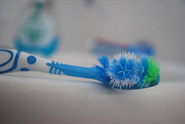 Как правильно чистить зубные щетки и ухаживать за электрощеткой – мыть мылом или нет