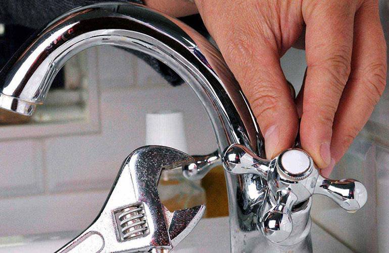 Капает (протекает, течет) кран в ванной: как починить двухвентильный смеситель | greendom74.ru