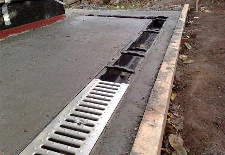 Дождевой лоток водоотводной бетонный с решеткой