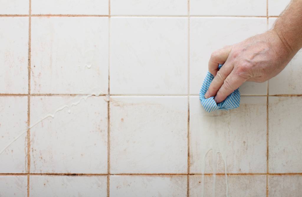Проще простого: 7 способов очистить межплиточные швы в ванной