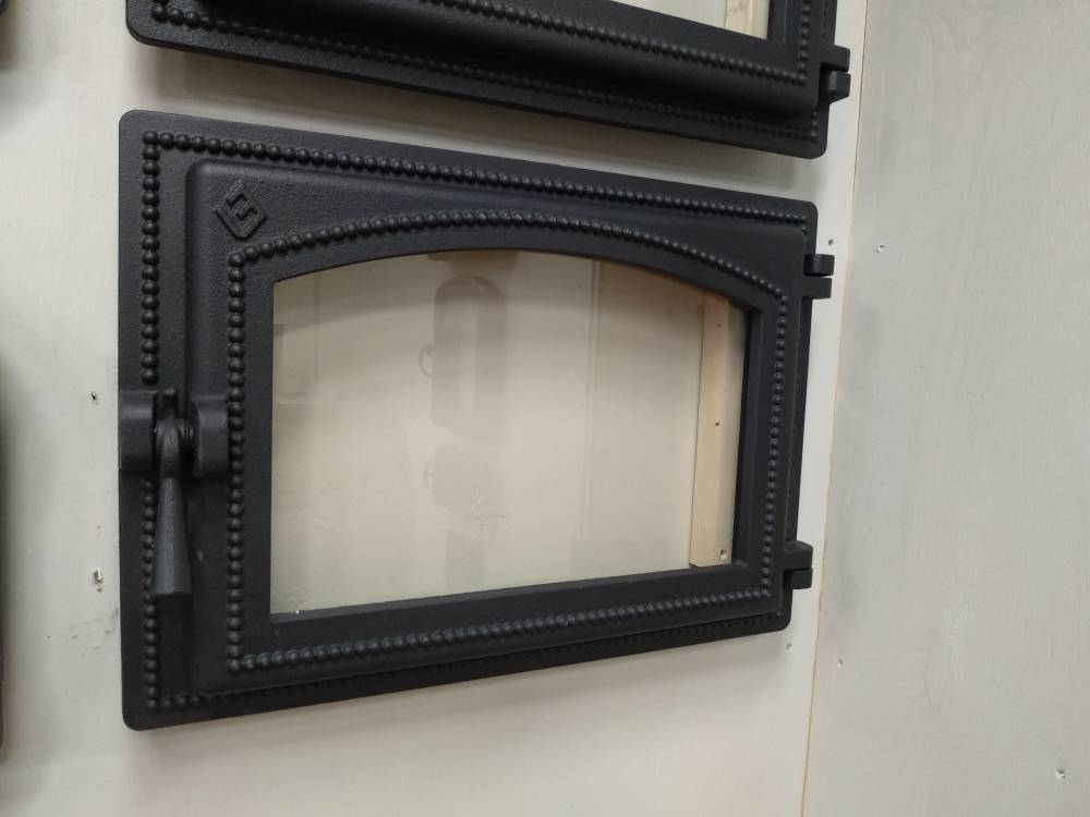 Дверцы для камина: огнеупорные и со стеклом, критерии выбора, особенности установки