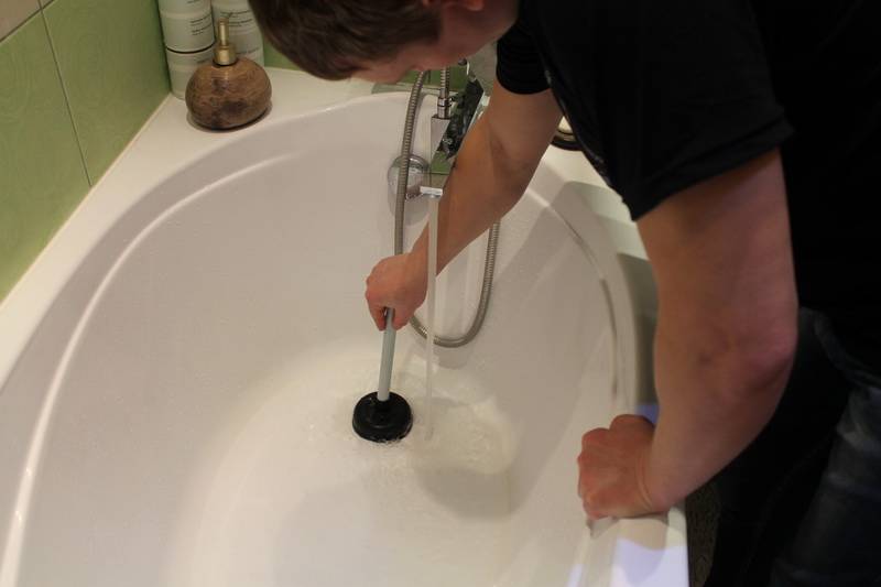 Как прочистить трубу и устранить засор в ванной в домашних условиях