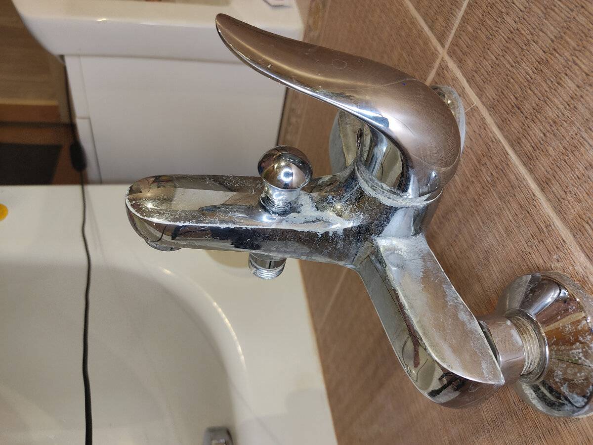 Средство для очистки смесителя от налета, которое есть в любой ванной