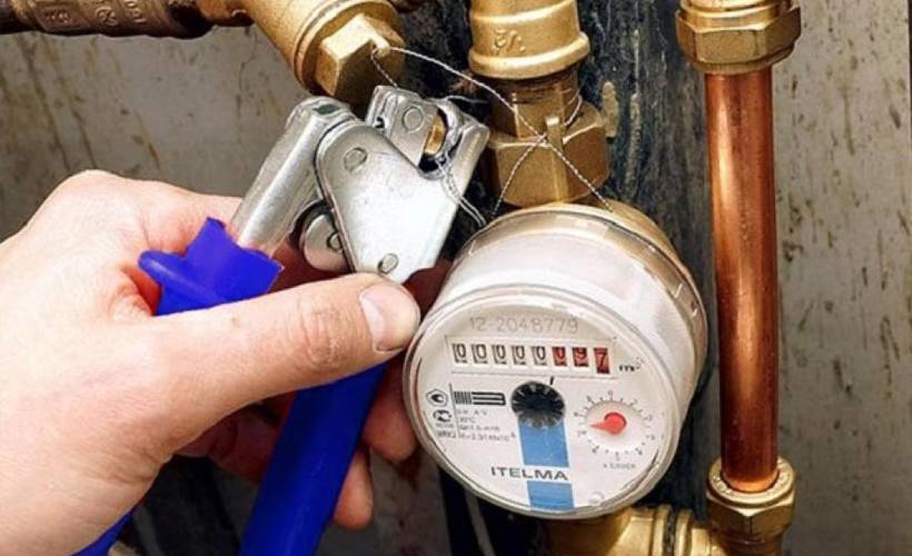 Правила замены водяного счетчика горячей и холодной воды в квартире: как правильно поменять водосчетчик самостоятельно, какие ключи нужны, чтобы заменить