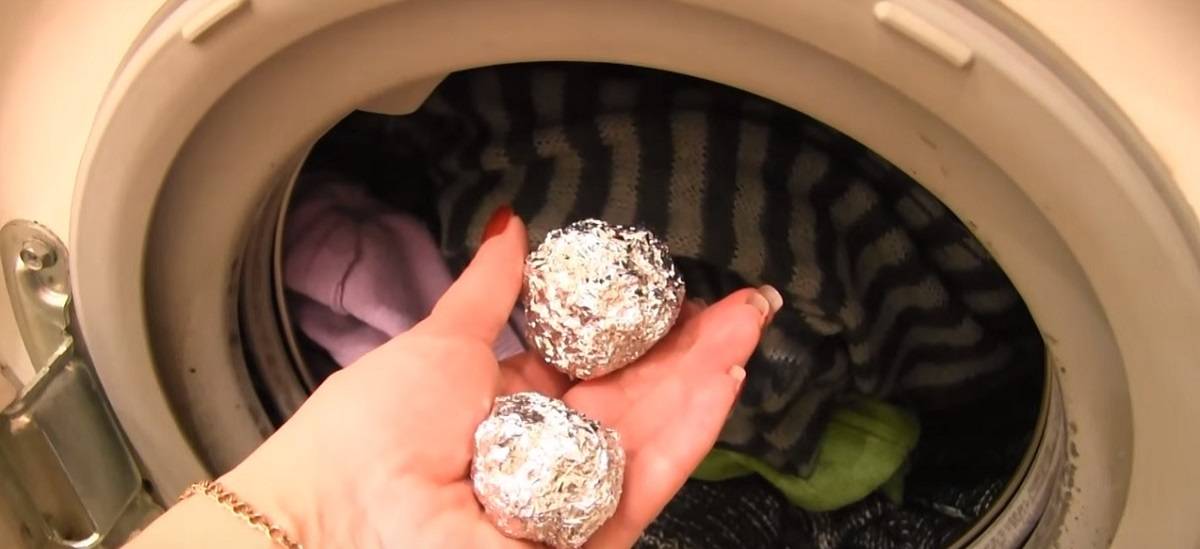 Зачем бросать в стиральную машинку шарик из фольги - полезно знать