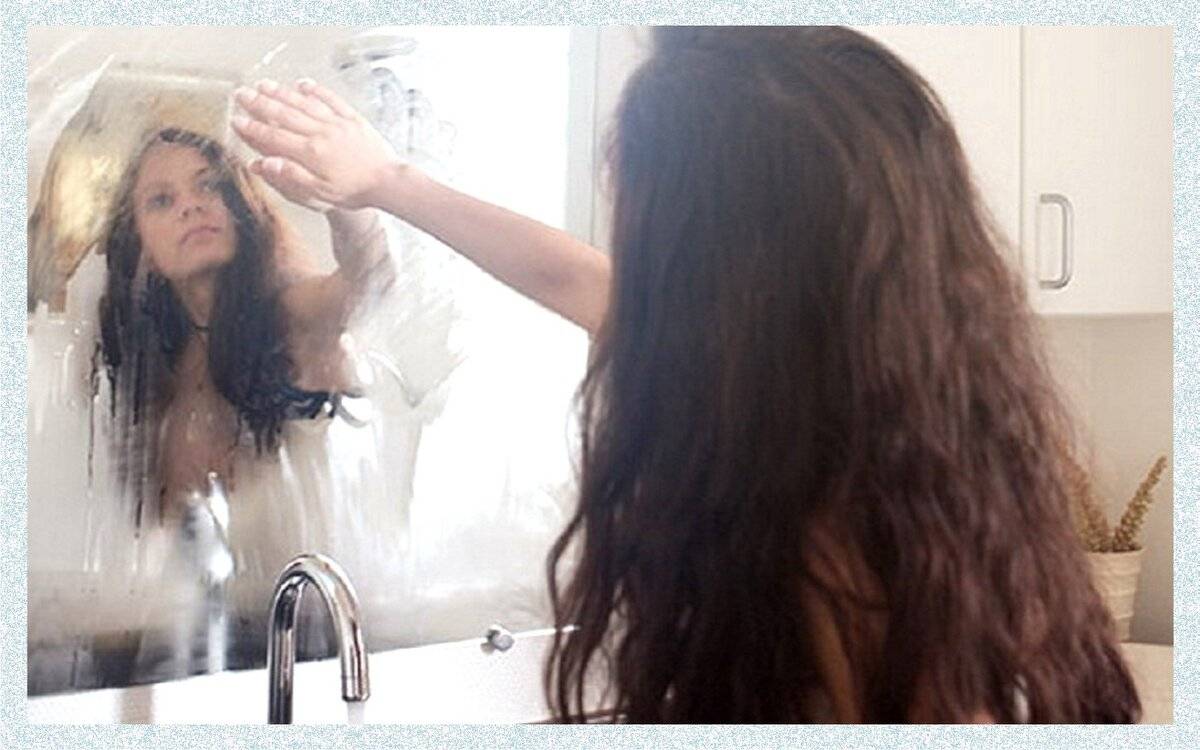 Хитрый способ, который поможет устранить запотевание зеркала в ванной: лайфхаки