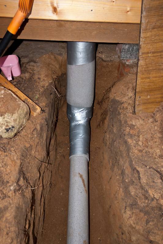 Как утеплить трубы канализации в частном доме?