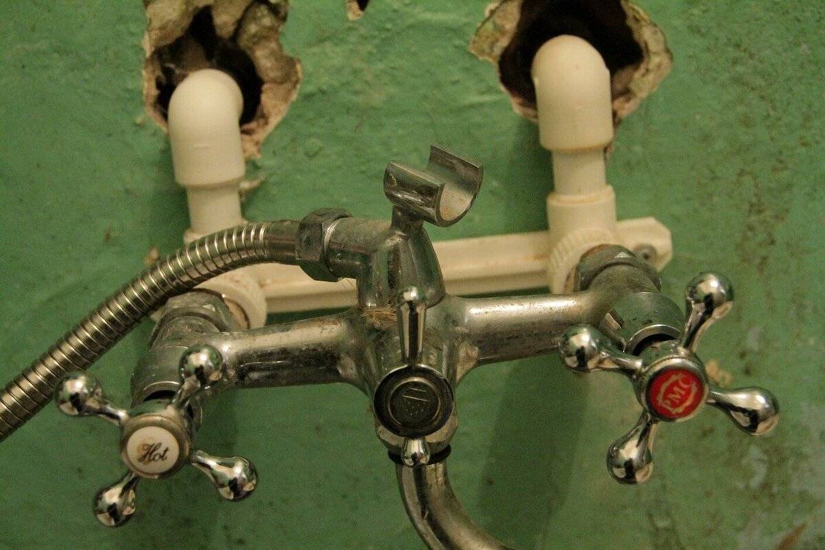 Как разобрать смеситель в ванной: демонтаж и разборка, как снять, раскрутить и открутить эксцентрики и старый кран с раковины