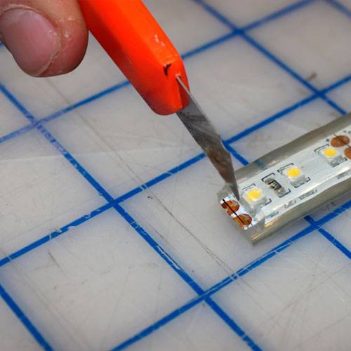 Как можно разрезать и соединить светодиодную ленту 12 – 220 вольт между собой пайкой, и без пайки коннектором