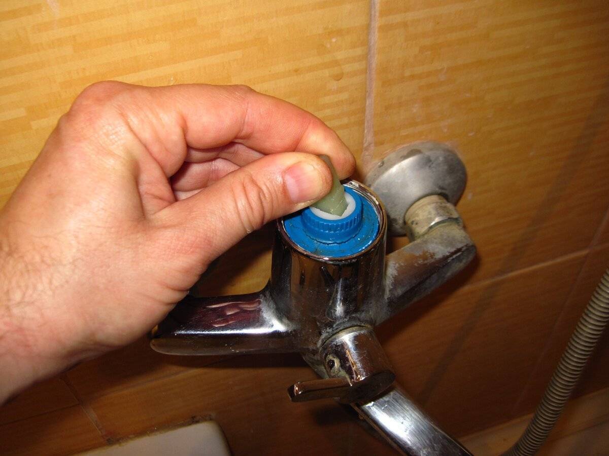 Как разобрать смеситель: разборка крана в ванной двухвентильного типа, как снять вентиль с душа, как раскрутить, устройство в разрезе