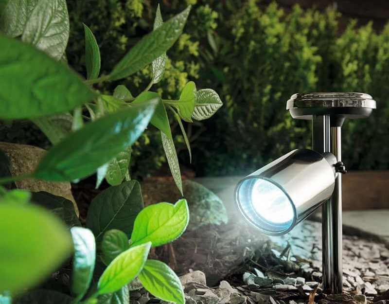 Освещение дома садовыми светильниками на солнечных батареях