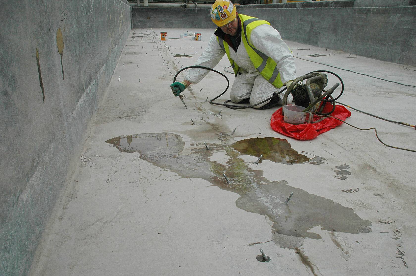 Как и чем заделать трещины и дырки в бетоне