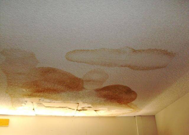 Как удалить или замаскировать пятна и подтеки на потолке