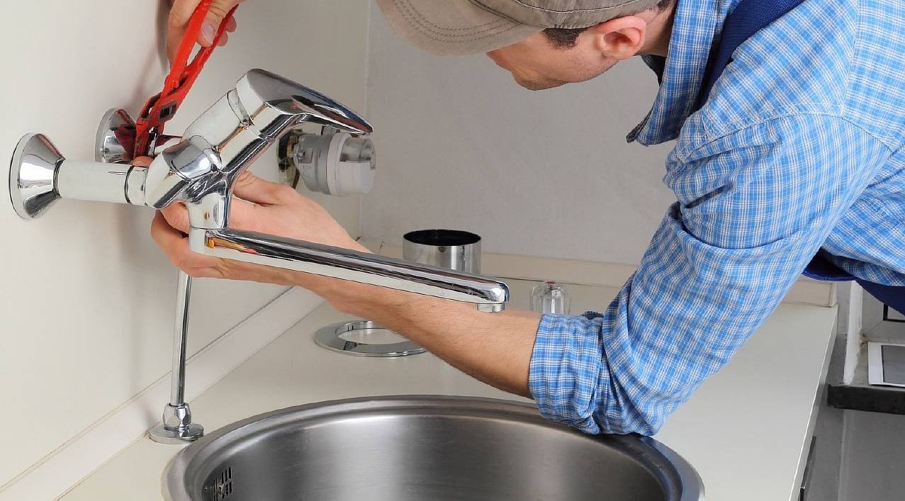 Как заменить смеситель на кухне: подробная инструкция по выбору, покупке и установке водяного крана