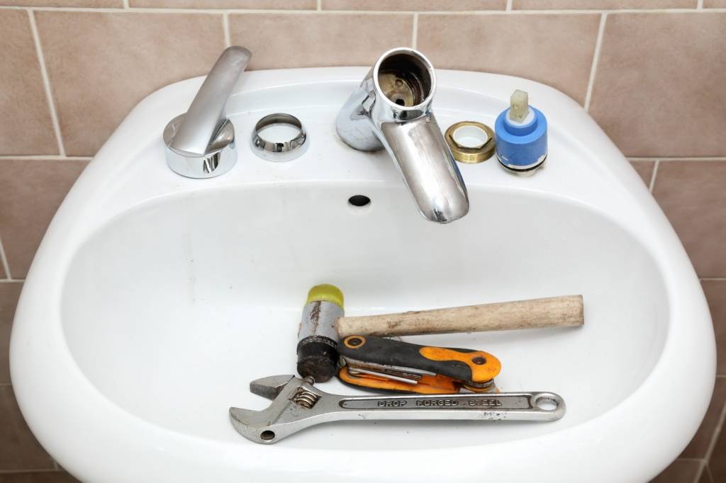 Как поменять смеситель в ванной – пошаговая инструкция