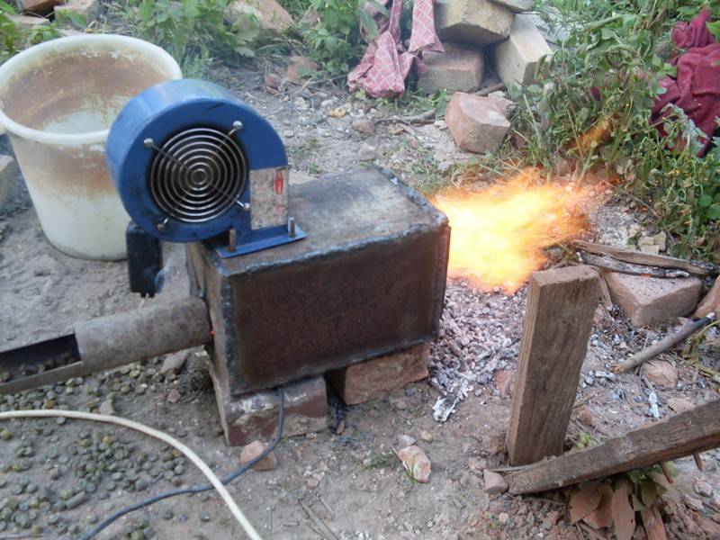 Как своими руками изготовить длительного горения печь на опилках, отработке, дровах?