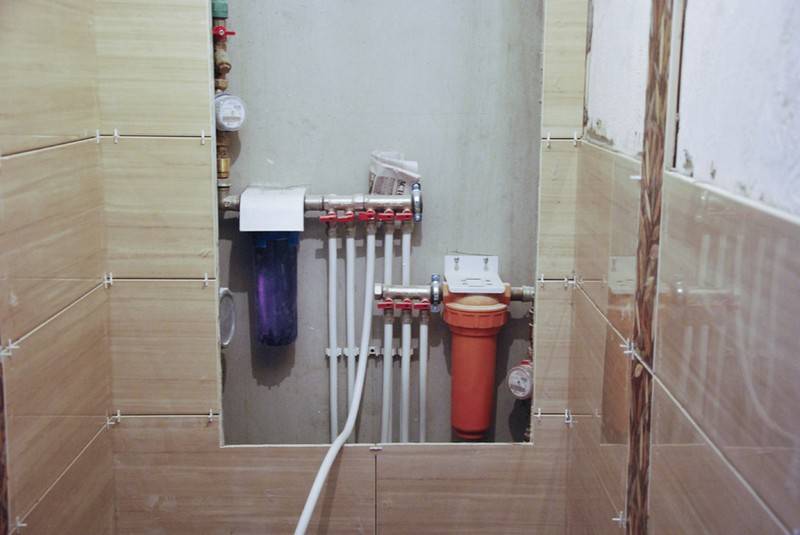 Как спрятать водопроводные и канализационные трубы в ванной под плитку
