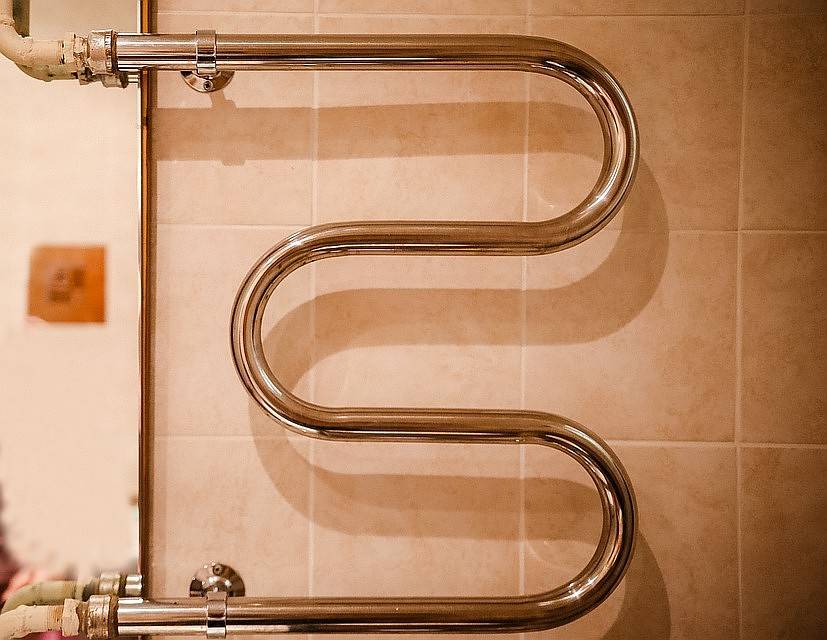 Как выбрать полотенцесушитель для ванной комнаты: основные параметры