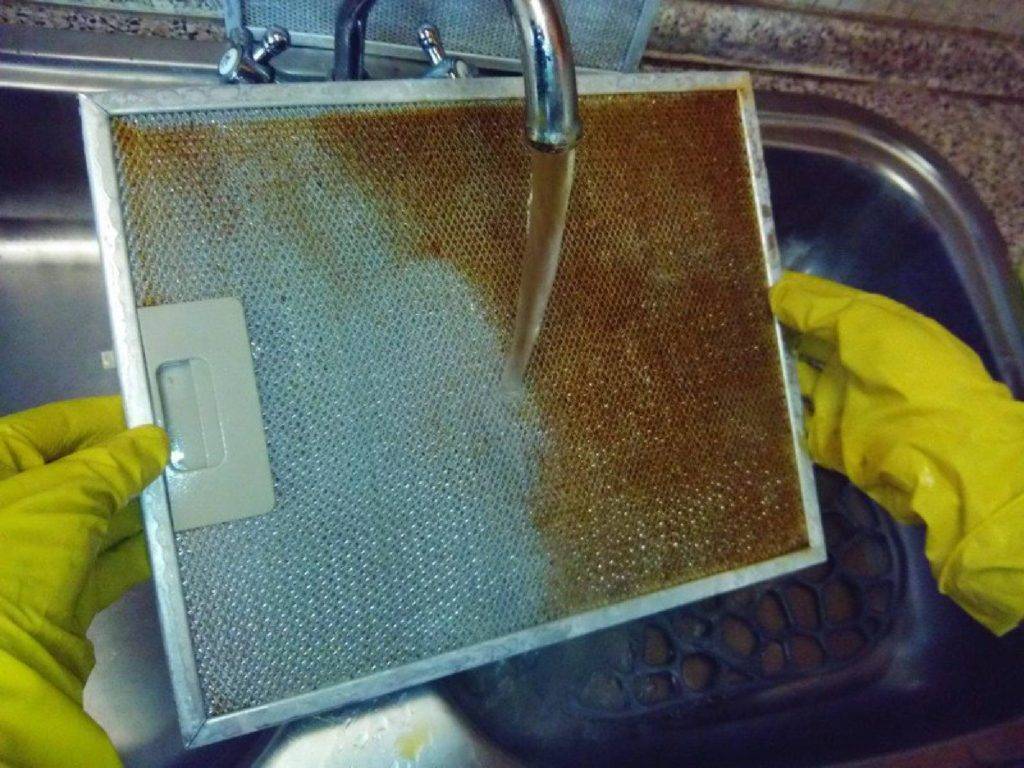 Чем вымыть фильтр от вытяжки