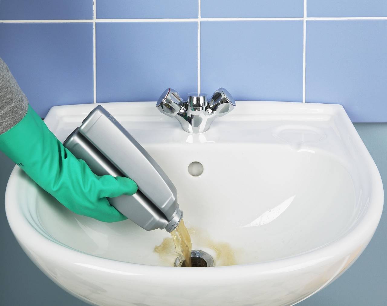 Засор в ванной: как прочистить трубу в домашних условиях если не уходит вода, чем пробить, лучшее средство | greendom74.ru