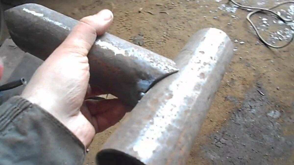 Как заварить протекающую трубу электросваркой? ремонт водопровода под давлением!