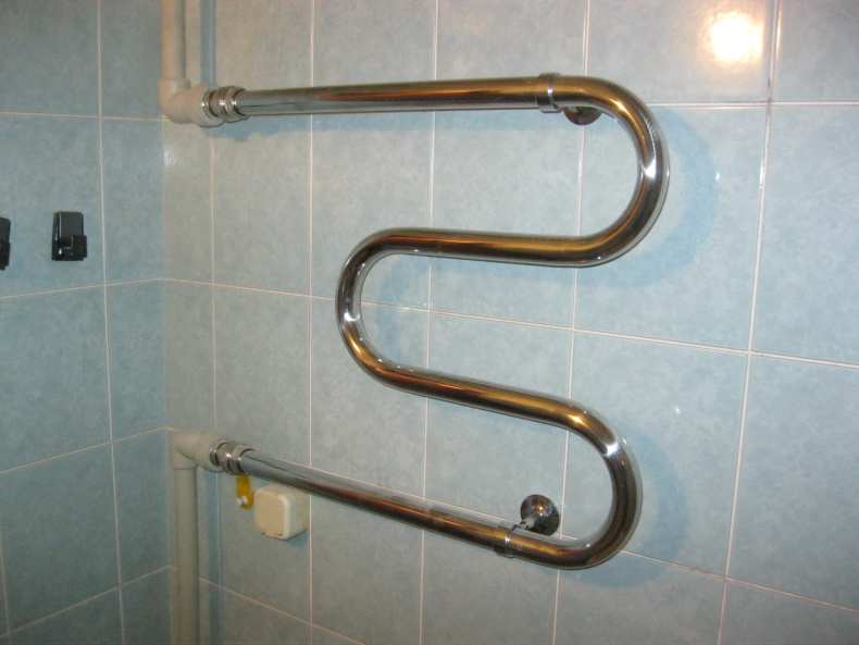 Змеевик в ванную: особенности установки