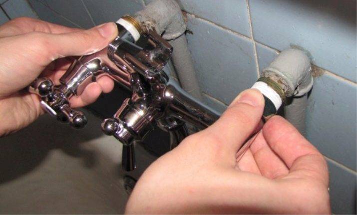 Как заменить смеситель в ванной своими руками