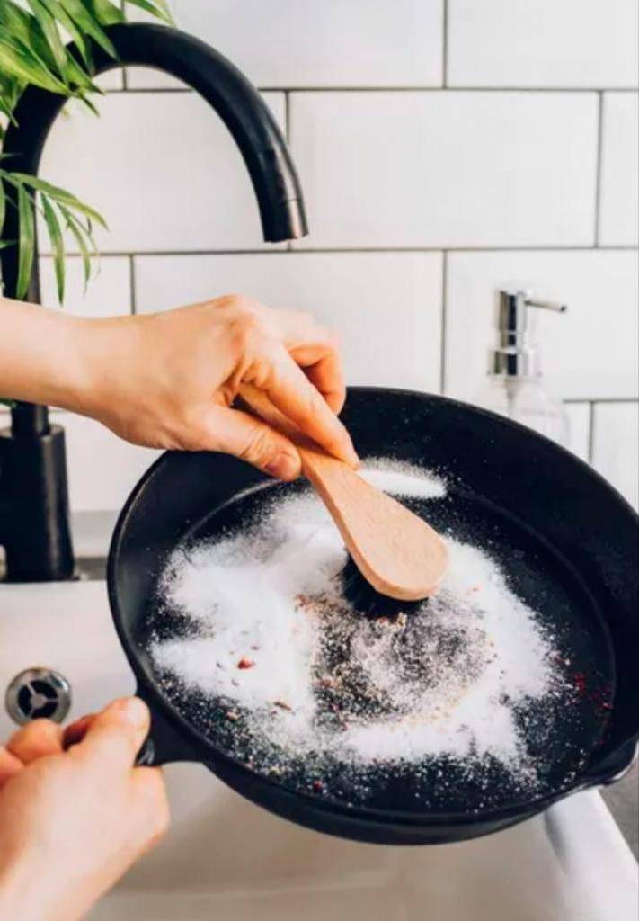Как почистить сковороду от нагара в домашних условиях снаружи и внутри чугунную