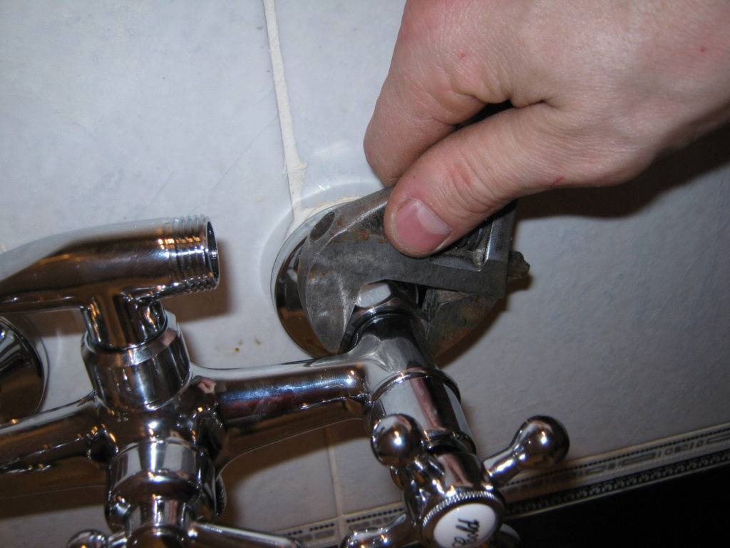 Монтаж смесителя в ванной своими руками: размеры между отверстиями для крана с душем, межосевое расстояние, как собрать крепления