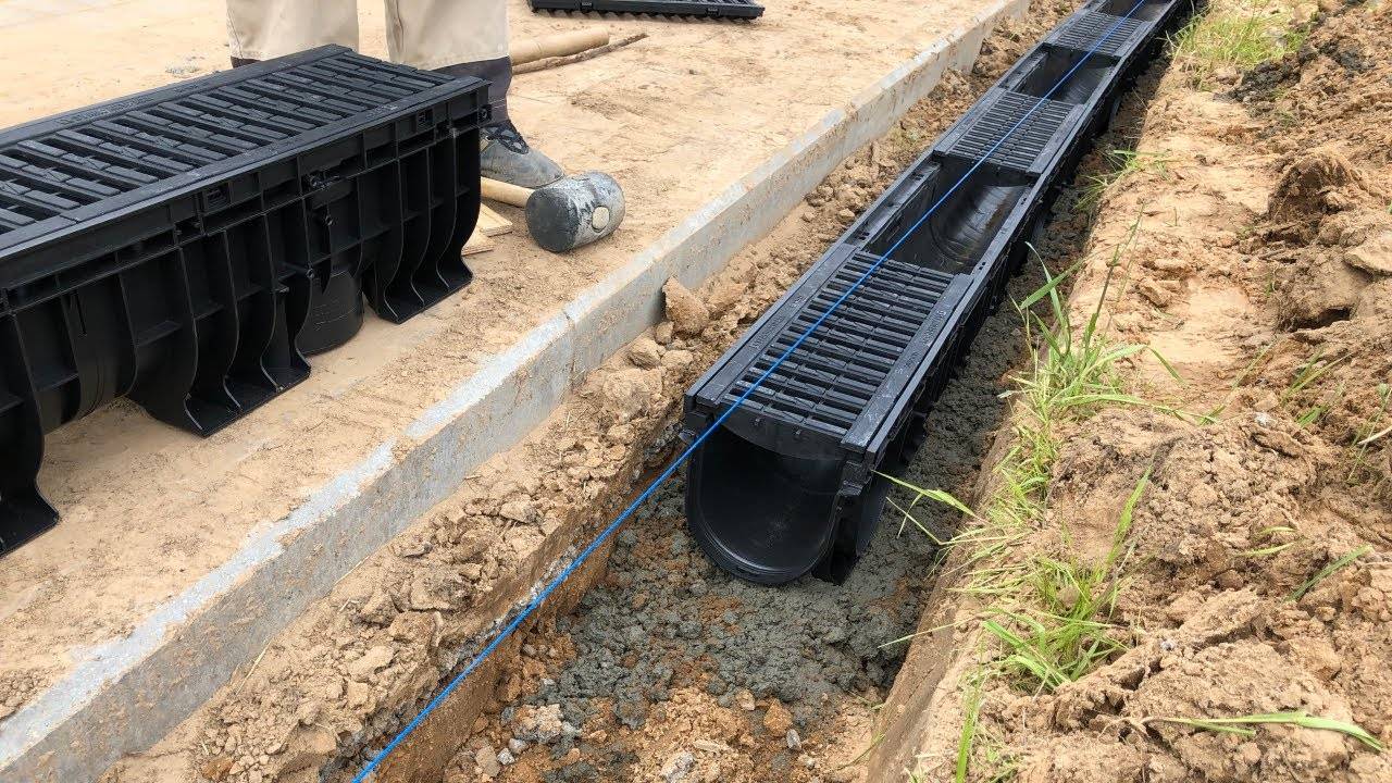 Установка водоотводных лотков из пластика и бетона