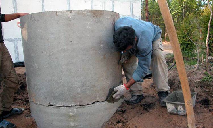 Как заделать швы в колодце из бетонных колец: вся суть