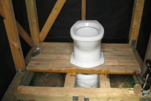 Как сделать слив для туалета на даче