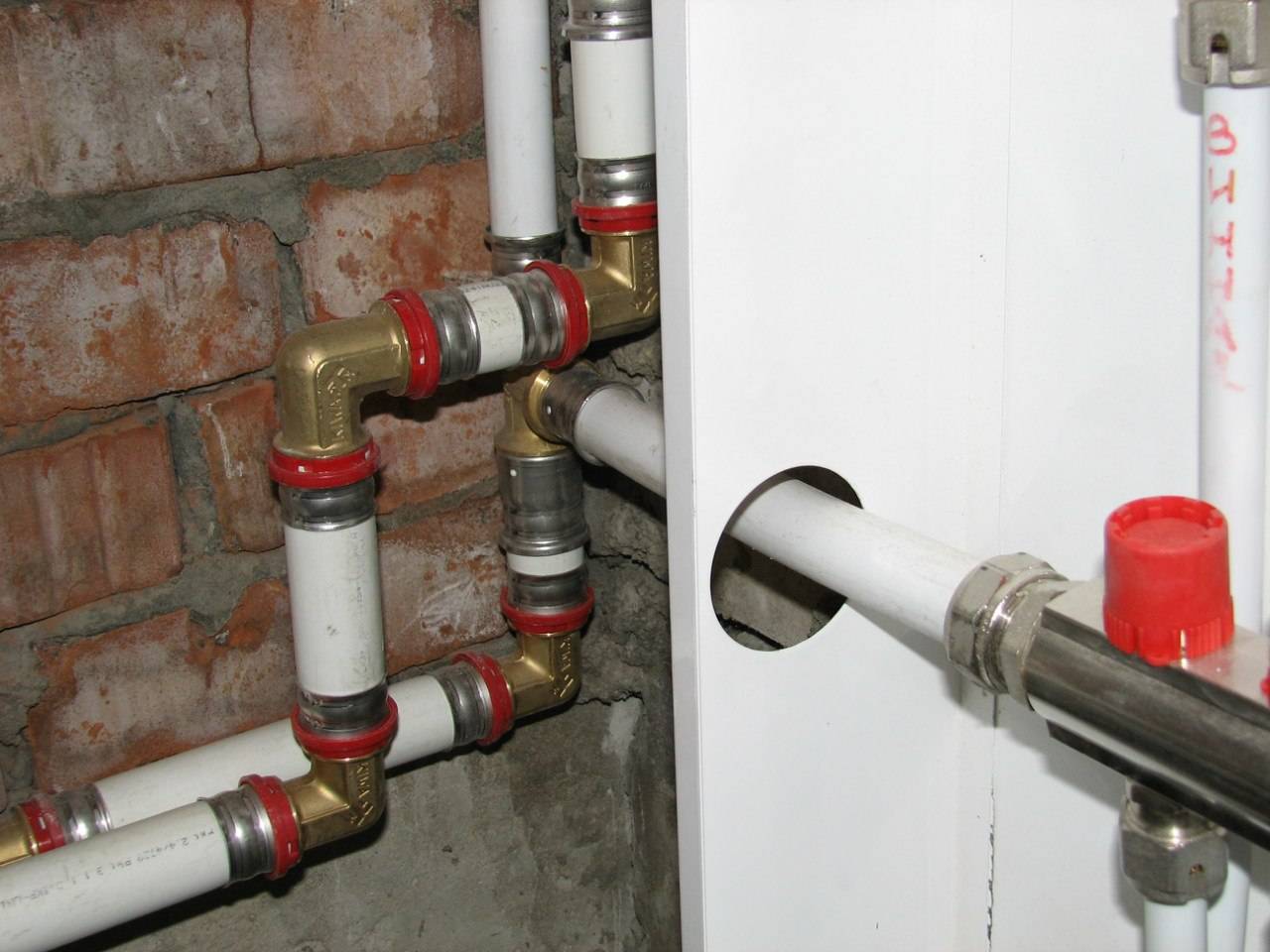 Как необходимо проложить водопроводные трубы в частном доме и в дачный домик: пошаговая инструкция +видео