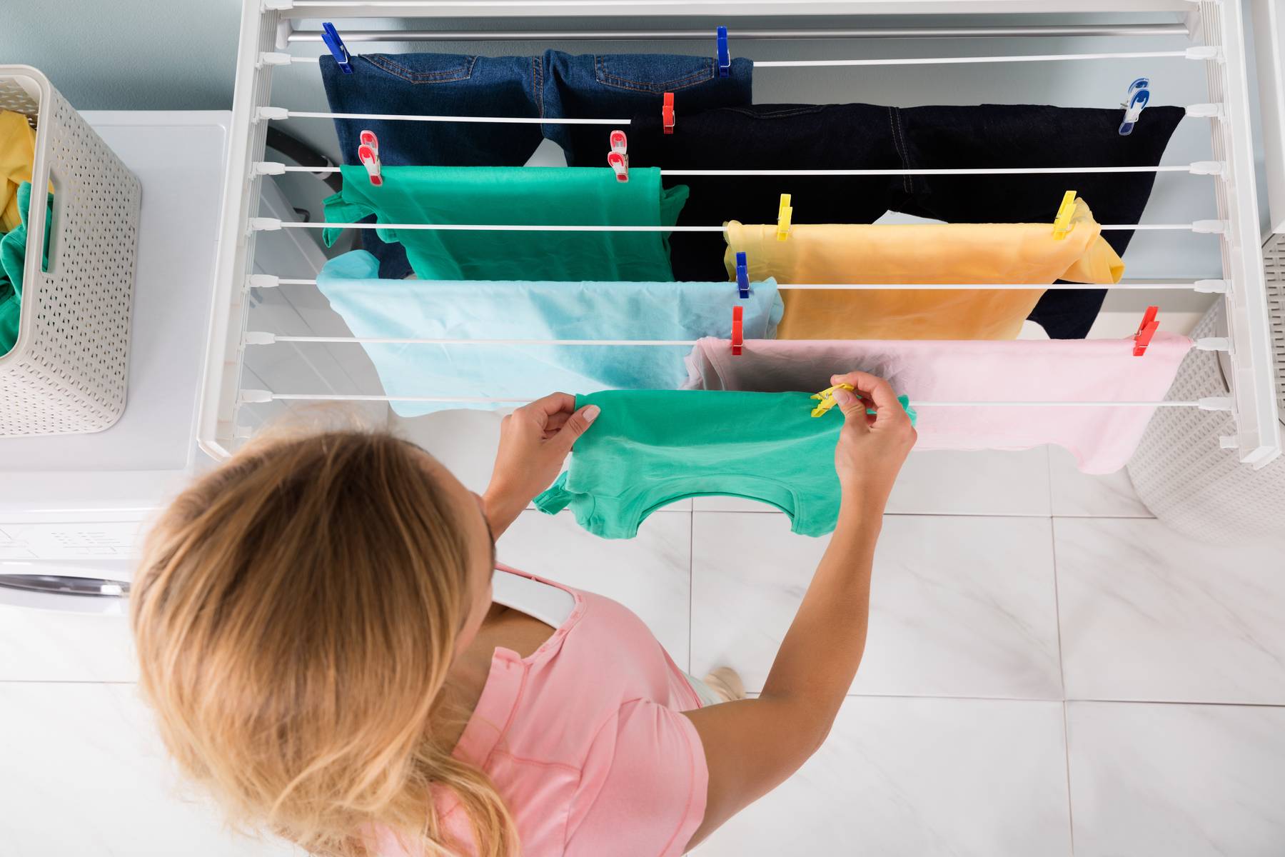Как быстро высушить одежду после стирки: советы по правильной, безопасной сушке вещей и белья в домашних условиях