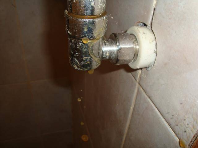 Течет полотенцесушитель в месте соединения: что делать, если потек после отключения горячей воды, если прорвало в квартире