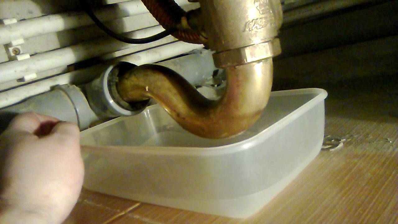 Течет труба в ванной - что делать: причины, способы устранения течи