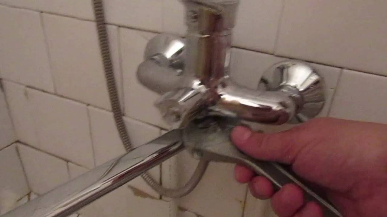 Замена гусака смесителя в ванной: как снять старый и прикрутить новый излив