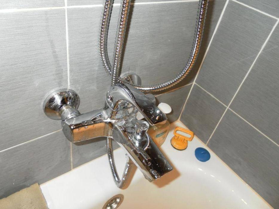 Как правильно заменить смеситель в ванной своими руками