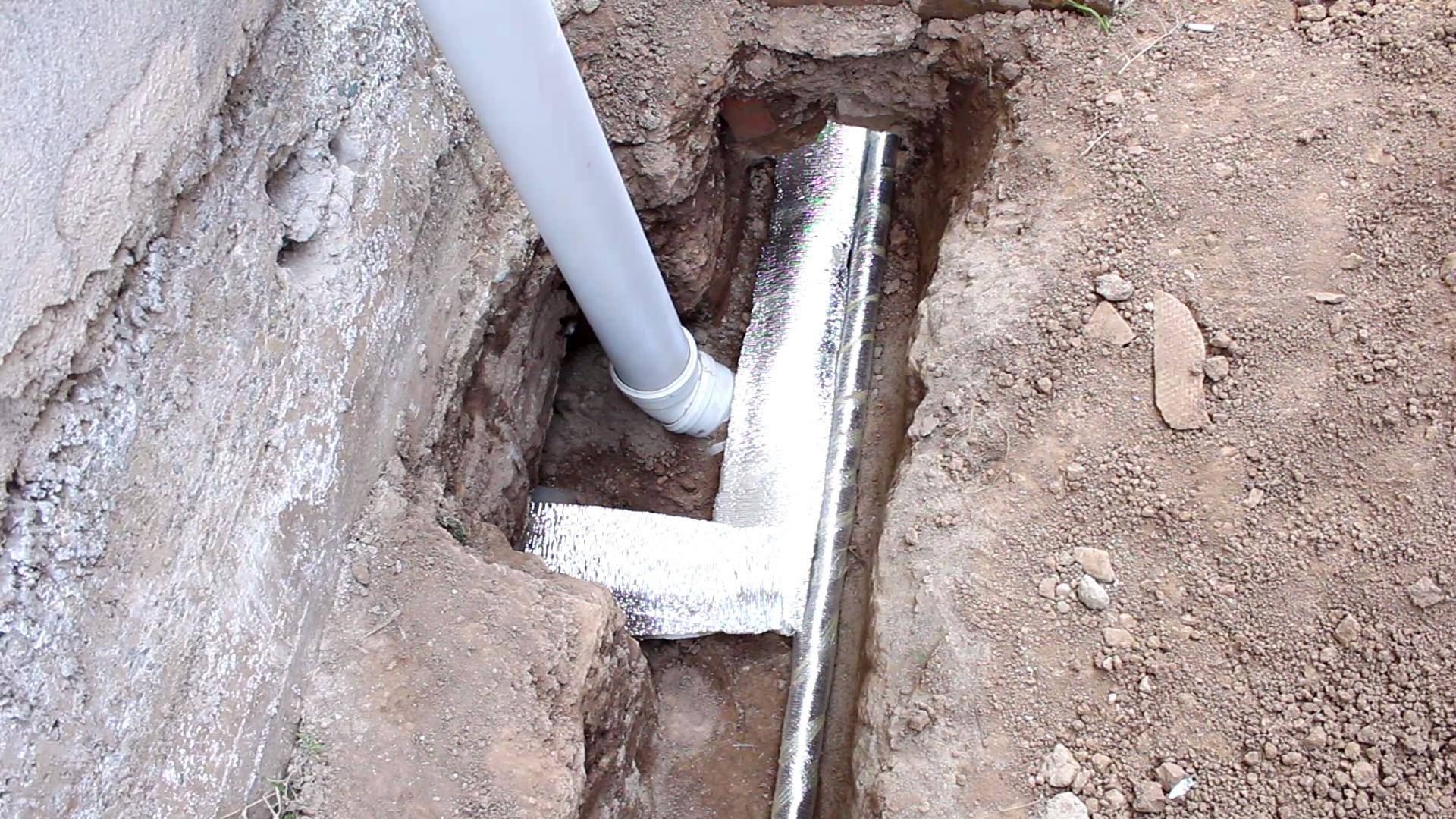 Способы утеплить водопроводную трубу на улице, над и под землей, под полом дома