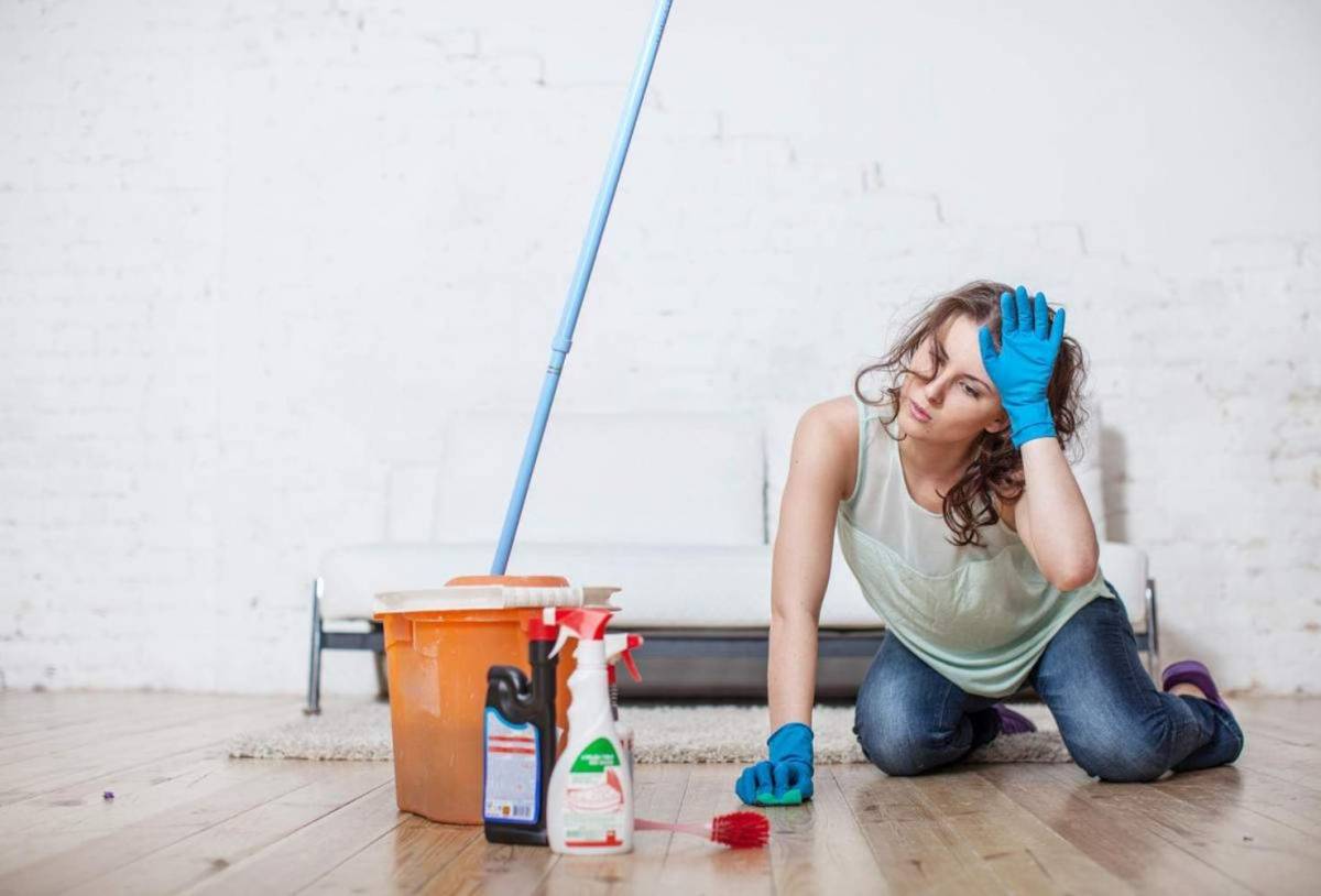 Как правильно вытирать пыль с мебели в доме, чем лучше убрать в воздухе, какие средства для уборки использовать в квартире?