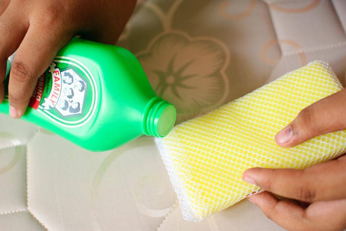 Как почистить матрас в домашних условиях от запаха и пятен мочи