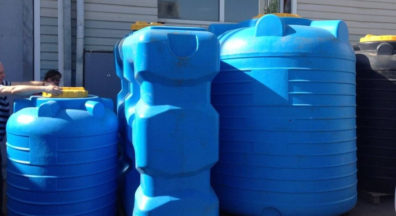 Емкость для воды: пластиковые бочки для полива на дачу, бак на 1000 литров