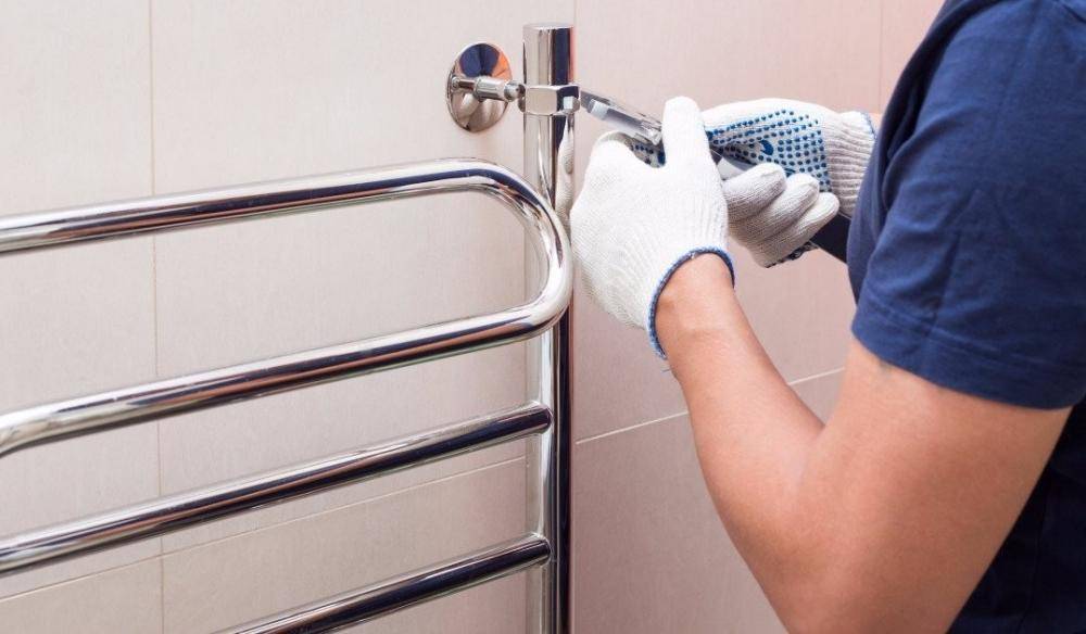 Замена полотенцесушителя в ванной: как заменить самому без ошибок